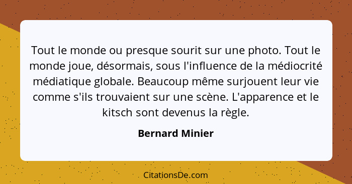 Tout le monde ou presque sourit sur une photo. Tout le monde joue, désormais, sous l'influence de la médiocrité médiatique globale. B... - Bernard Minier