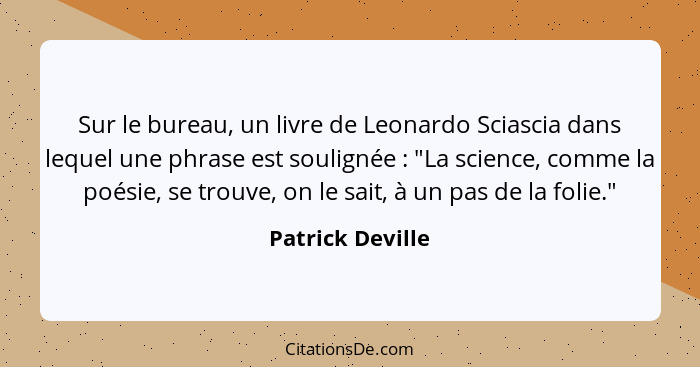 Sur le bureau, un livre de Leonardo Sciascia dans lequel une phrase est soulignée : "La science, comme la poésie, se trouve, on... - Patrick Deville